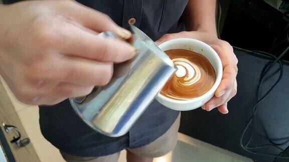 拿铁艺术咖啡师把牛奶倒在咖啡上