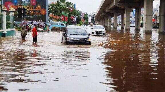 在克拉帕加丁地区汽车穿过被洪水淹没的街道