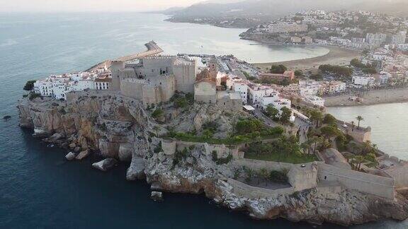 鸟瞰西班牙旅游小镇Peñiscola的海岸线中世纪的古堡和城堡
