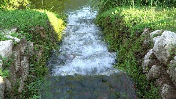 在意大利的仙女花园中可以欣赏到小瀑布和小河