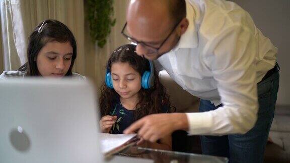 父亲帮助女儿做家庭作业视频聊天网上学习在家