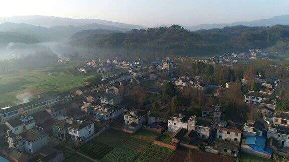 黎明时分的四川小镇和田野