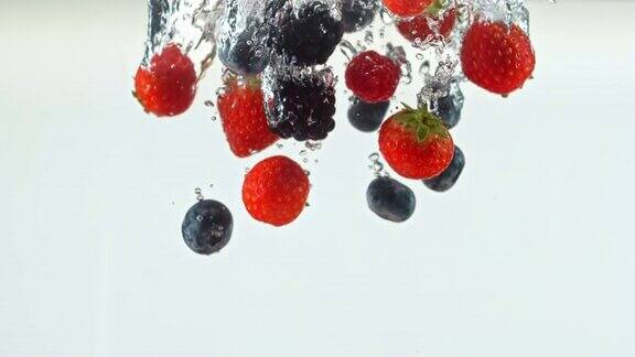 蓝莓草莓和黑莓掉进水里