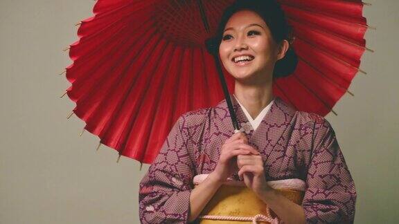 穿着和服的日本妇女