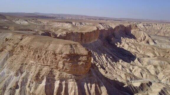 无人机飞越以色列内盖夫沙漠山区