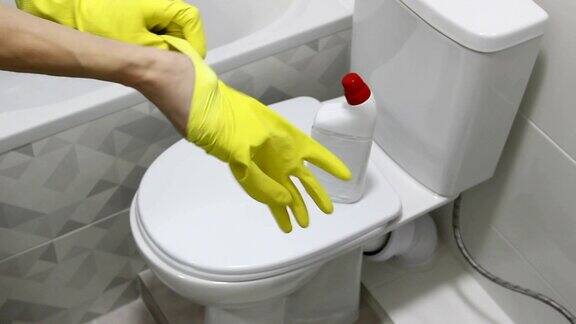 戴上黄色手套开始清洁浴室白色背景
