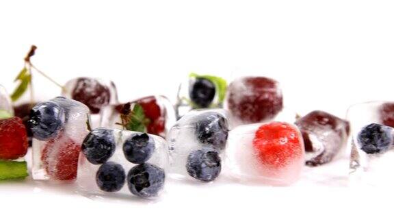 冰块和冰冻的浆果