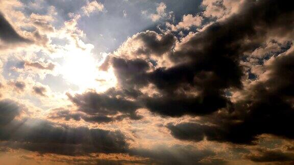 乌云和天上的阳光
