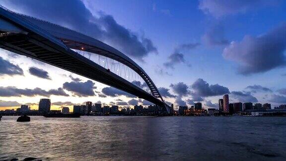 4K延时(放大)-中国上海的现代大桥(卢浦大桥)
