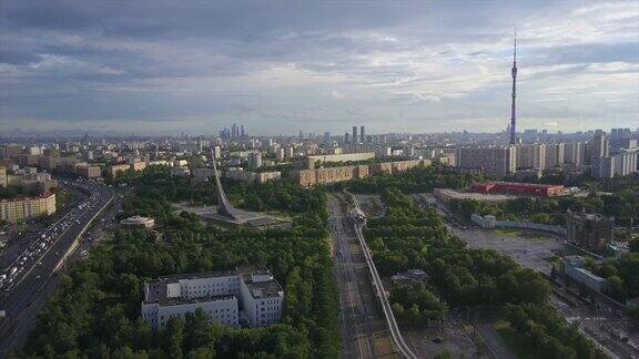 俄罗斯阳光明媚的夏日莫斯科城市景观交通大道著名纪念碑空中全景4k