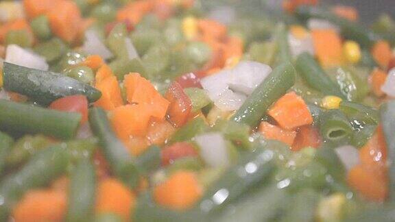蔬菜在煎锅里烹饪近距离的慢动作高清镜头