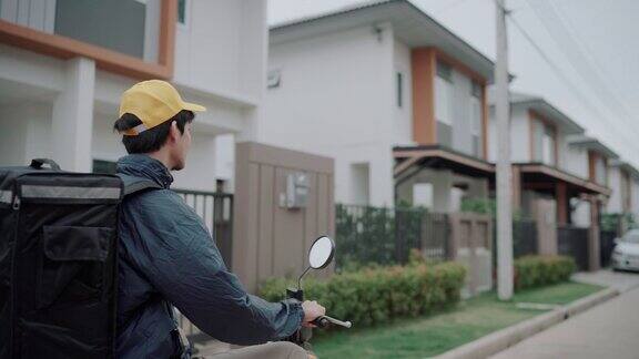 工作人员骑着摩托车送餐员寻找送货地址