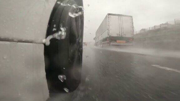 在高速公路上一辆半卡车在大雨中超过了我