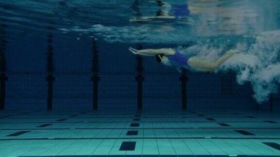 女游泳运动员跳进泳池