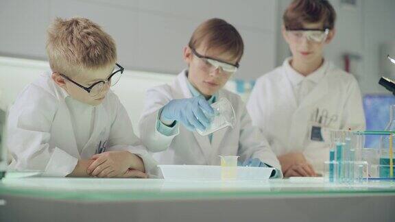 男孩们在实验室里玩得很开心使动能砂