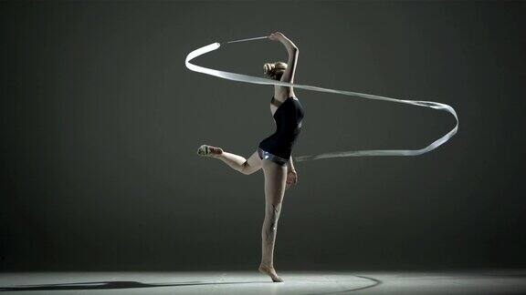 HD超级慢动作:带丝带的艺术体操