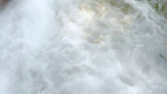 高温温泉的水面漂浮着烟雾