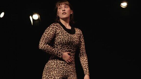 穿着豹纹服装的女人在舞台上跳舞