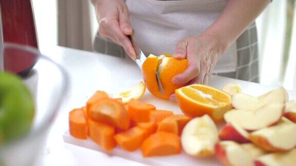 妇女准备蔬菜和水果冷榨果汁