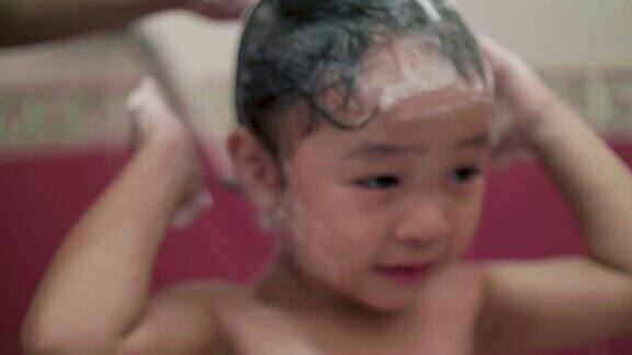 小女孩正在洗澡