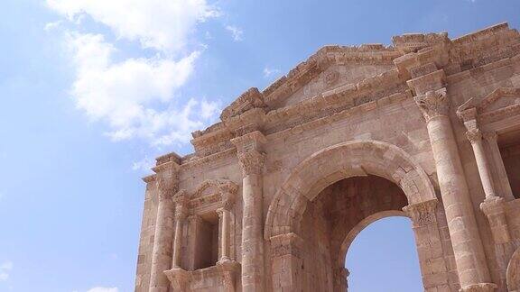 哈德良拱门是位于约旦杰拉什的一座古罗马建筑