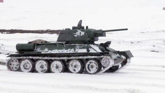 传奇的俄罗斯T34坦克在下雪的天气