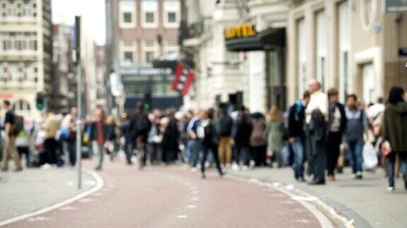 在阿姆斯特丹的自行车通勤者和行人