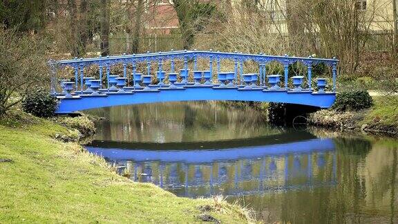溪流与蓝色金属新艺术的桥
