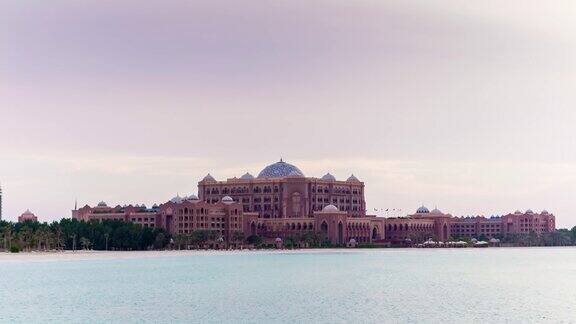 日落阿布扎比著名的阿联酋皇宫酒店海湾全景4k时间流逝阿联酋