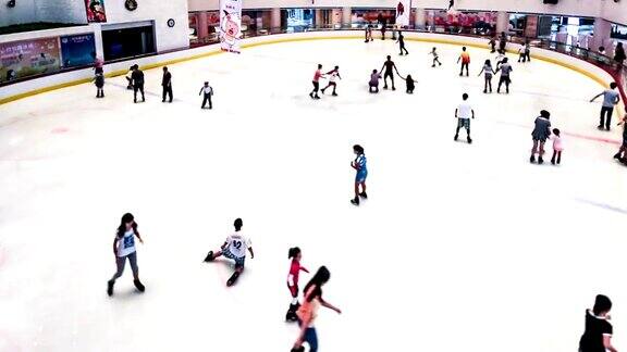 中国沈阳2014年8月1日:在冰场滑冰的人们沈阳中国
