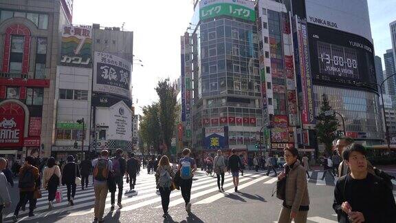 在日本东京的新宿挤满了人