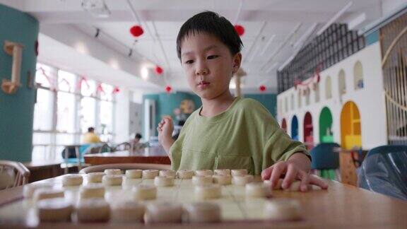 亚洲小男孩下中国象棋