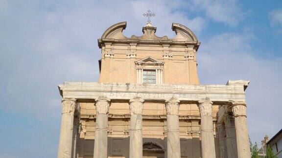 意大利罗马安东尼和福斯蒂纳神庙的顶部
