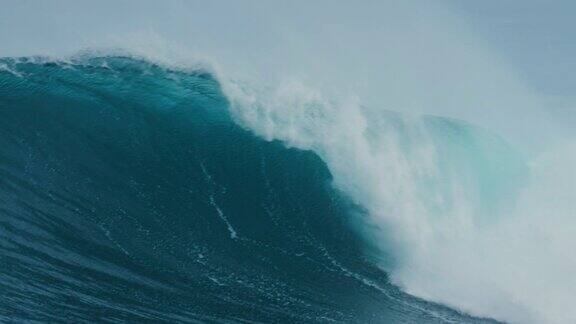 巨大海浪的慢镜头