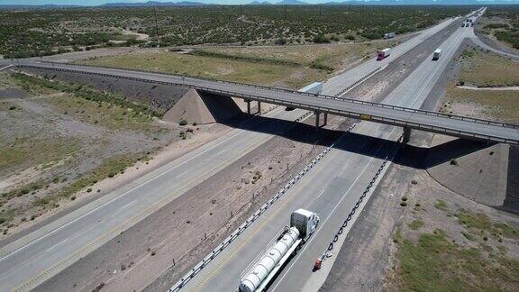 正午时分在美国德克萨斯州高速公路上超速行驶的卡车