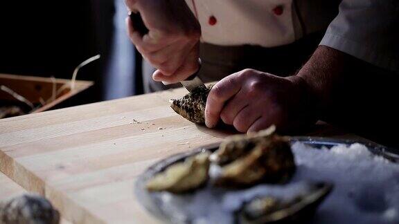 在一家豪华鱼类餐厅厨师打开桌上的牡蛎把它们放在加冰的盘子里