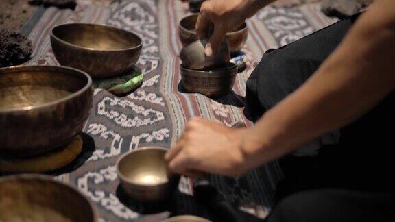 亚洲人在观景山上玩藏人唱铜杯