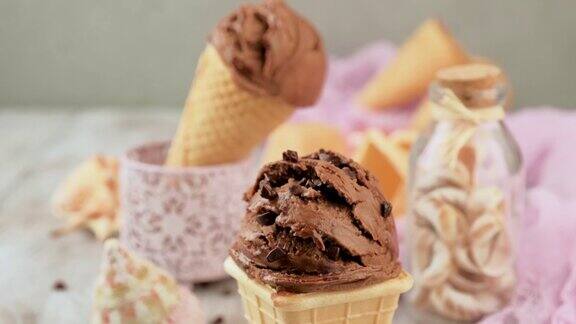 美味的巧克力冰淇淋作为甜点