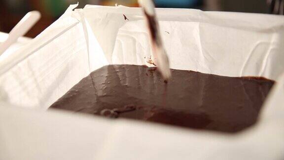 制作巧克力布朗尼蛋糕把融化的巧克力