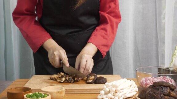 亚洲女人包饺子、饺子是中国传统食物