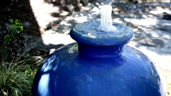 蓝色冒泡水罐