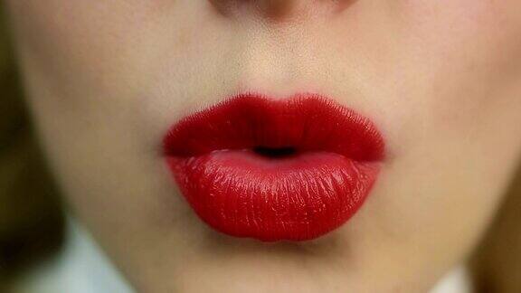 性感性感的红唇女人吹飞吻完美的化妆