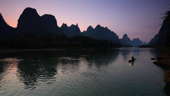 渔民在早上捕鱼漓江阳朔广西桂林中国