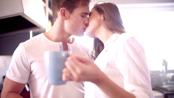 一对情侣早上在厨房里浪漫地接吻