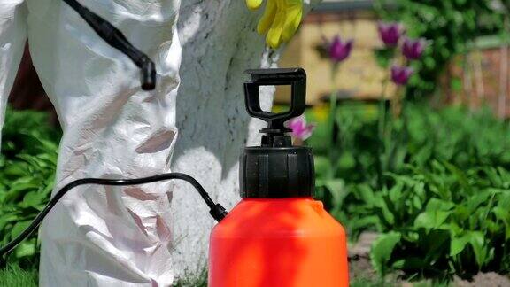准备在花园里工作的水泵喷雾器的人