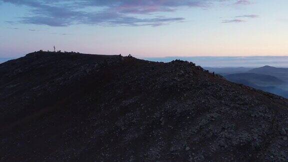 徒步旅行者正在观赏法格拉达尔火山