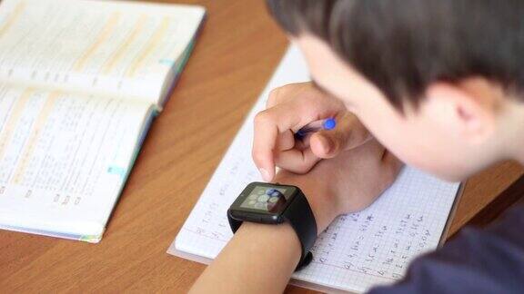 年轻学生使用智能手表进行电子学习