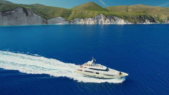 在希腊凯法利尼亚岛伊萨卡岛附近的爱奥尼亚海全速行驶的豪华游艇
