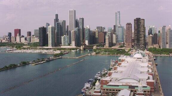 从海军码头飞向芝加哥市中心