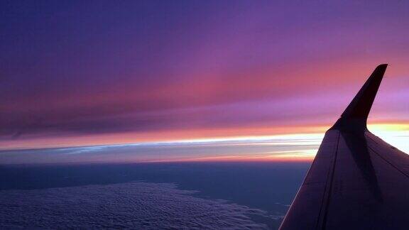 在美丽的黄昏天空下飞机的机翼